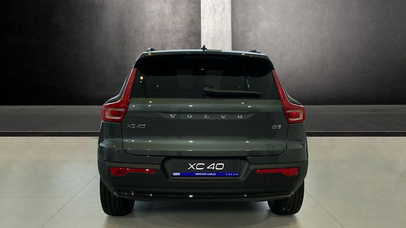Volvo XC40 (2026) PLUS DARK, B4 FWD, 145+10 kW / - fotka 5 z 15