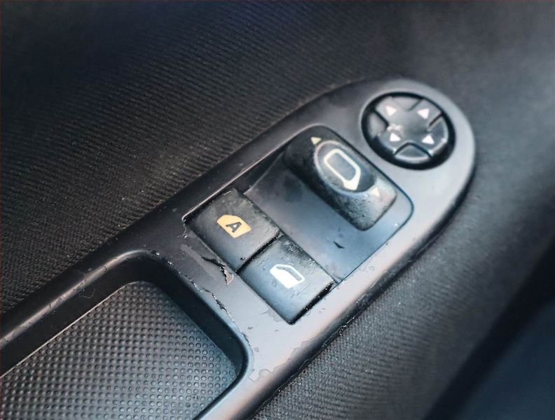 Peugeot 207 (2009) 1.4, po STK, jezdí výborně - fotka 14 z 14