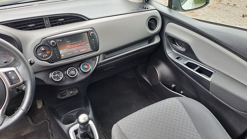 Toyota Yaris 1.0 VVTi Comfort REZERVACE - fotka 15 z 23