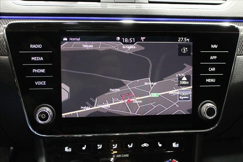 Škoda Superb 2,0 TDI DSG 140KW Sportline - fotka 29 z 37