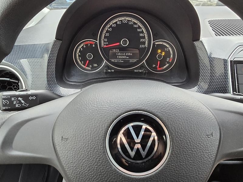 Volkswagen up! CNG KAMERA + DIGIKLIMA ČR - fotka 17 z 33