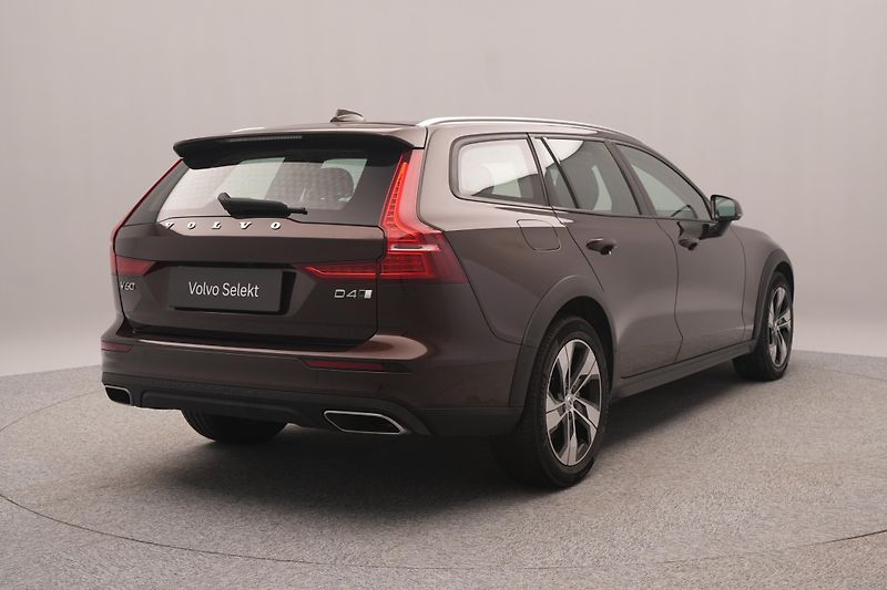 Volvo V60 CC D4 AWD MOMENTUM REZERVACE - fotka 10 z 43