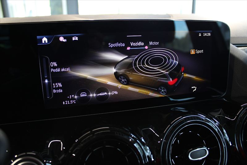 Mercedes-Benz Třídy B 180 MBUX / 1000km / DPH / LED - fotka 22 z 32