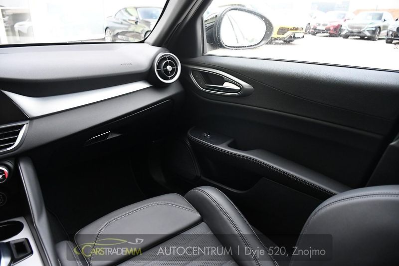 Alfa Romeo Giulia 2.0T 16V 206kW VELOCE AT8 Q4 - fotka 22 z 53