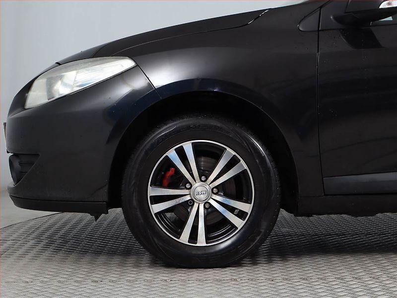Renault Fluence (2012) 1.6 16V, nová STK, servisované - fotka 12 z 15