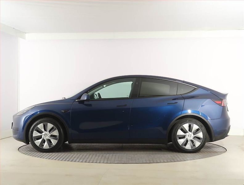 Tesla Model Y (2024) Standard LFP 64kWh, digi klima - fotka 3 z 33