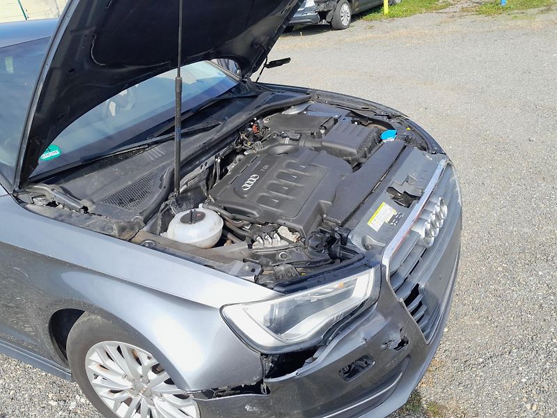 Audi A3 (2015) 1,6 TDI serviska 2x klíč - fotka 17 z 17