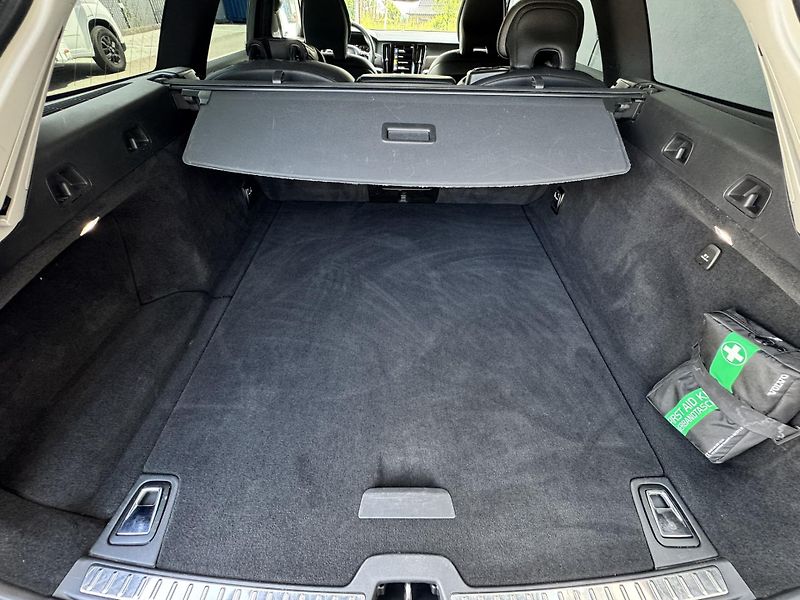 Volvo V90 CC D4 AWD/TZ/pneu REZERVACE - fotka 25 z 50