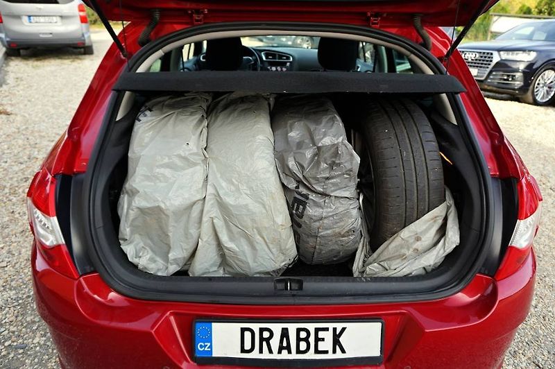 Citroën C4 (2012) 1,6 VTI 88 kW - fotka 13 z 26