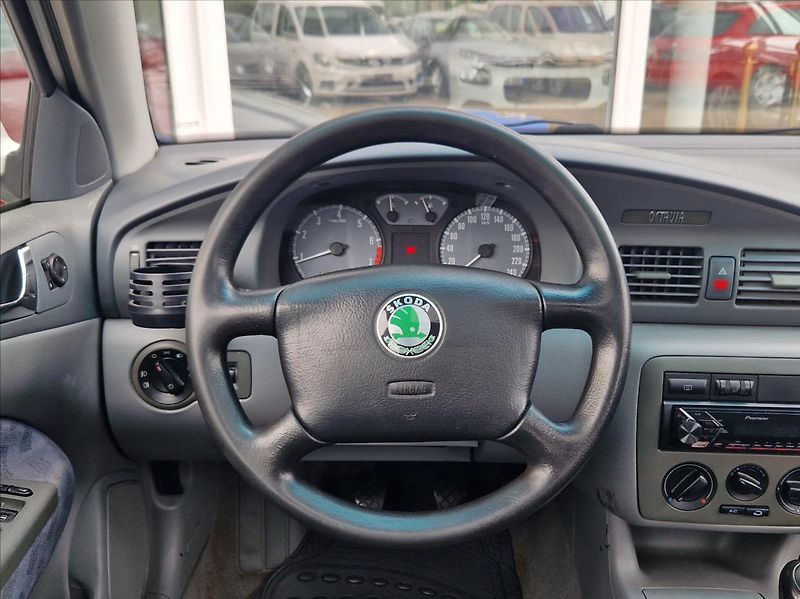Škoda Octavia 1,8 20V 92kW KLIMA TAŽNÉ ŠÍBR - fotka 19 z 28