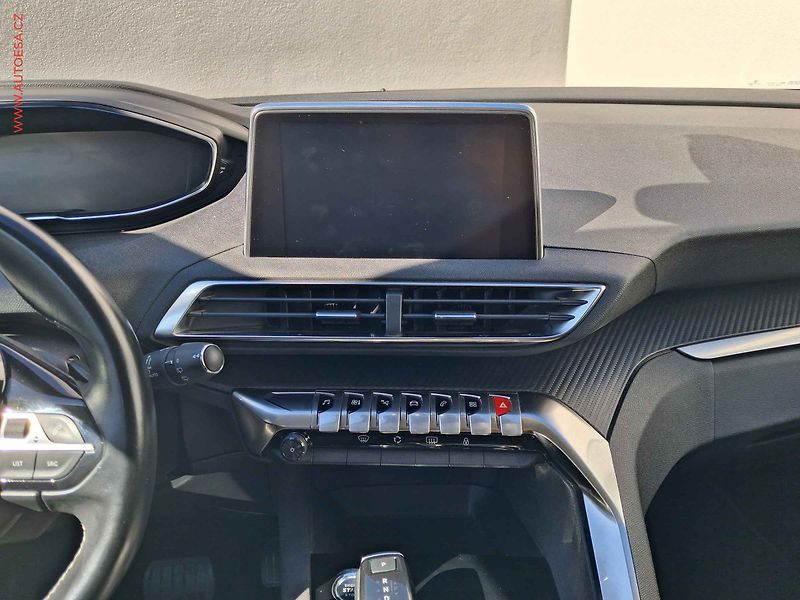 Peugeot 3008 (2019) 1.2 PT, Allure, AT, navi - fotka 12 z 17
