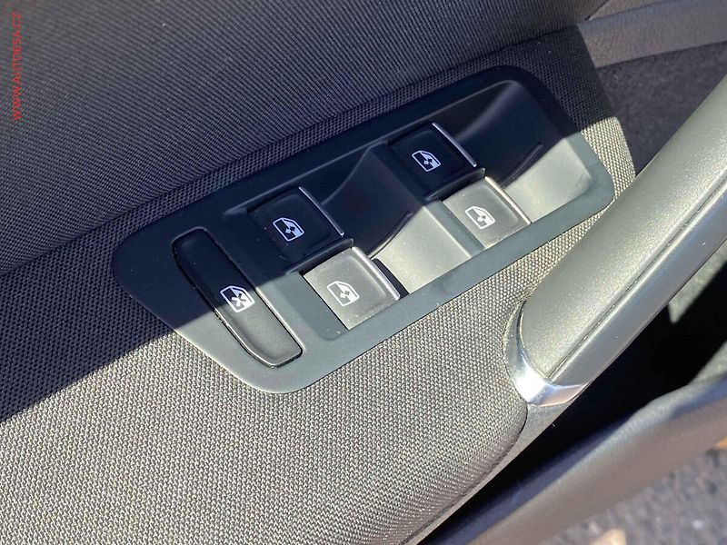 Volkswagen Golf (2018) 1.4 TSi, R-Line, navi, LED - fotka 11 z 17