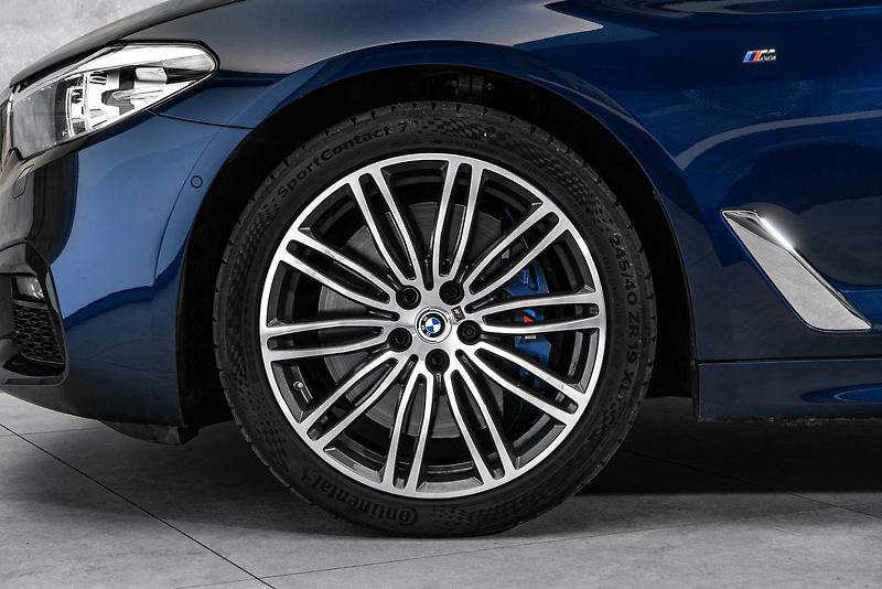 BMW Řada 5 540d Touring xDrive M Sport - fotka 2 z 23
