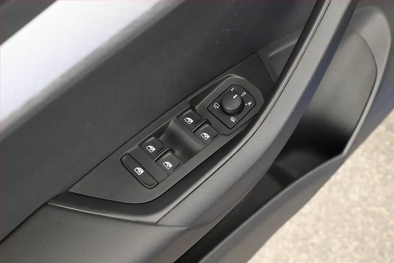 Škoda Karoq (2023) 1.0 TSI - fotka 14 z 16
