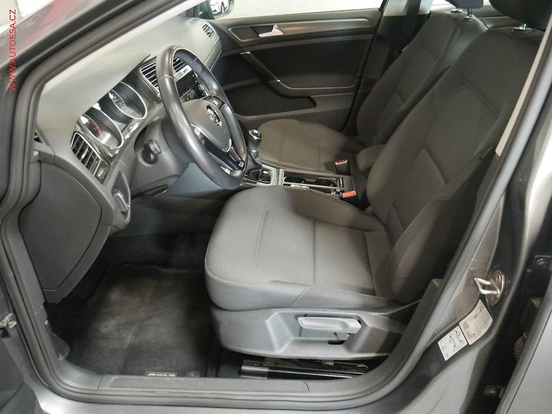Volkswagen Golf (2018) 1.0 TSi, 1.maj,ČR, autoAC - fotka 9 z 16