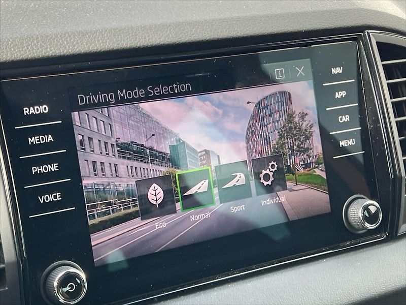 Škoda Karoq 1,5 TSi 110kW 7DSG SPORTLINE - fotka 25 z 34