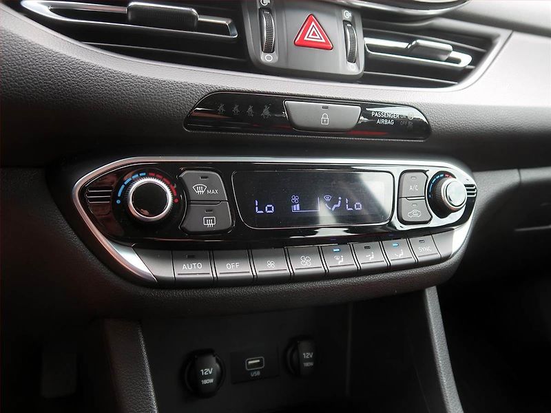 Hyundai i30 (2021) Family 1.5 DPI, Serv.kniha - fotka 15 z 16