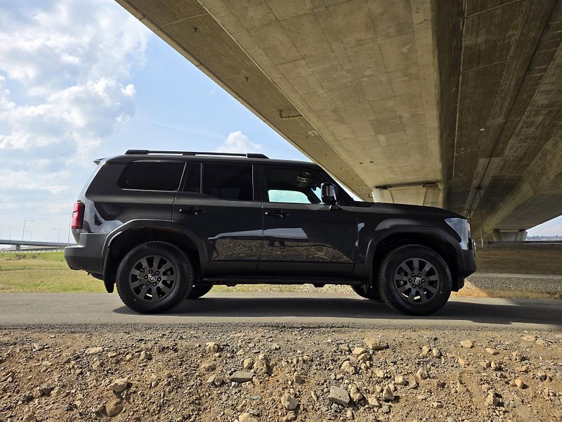 Toyota Land Cruiser 2.8-INVINCIBLE-ZÁRUKA-DPH - fotka 34 z 77
