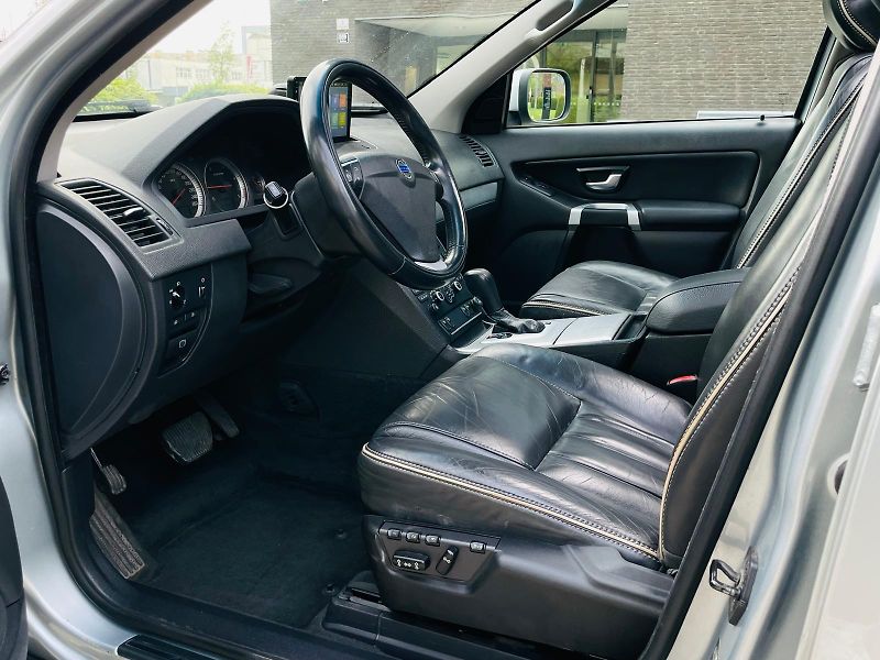 Volvo XC90 2.4 D5 4x4 AUT SERVISKA TAŽNÉ - fotka 29 z 49