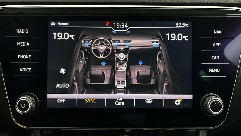Škoda Superb 2.0 TDI Style Combi - fotka 24 z 26