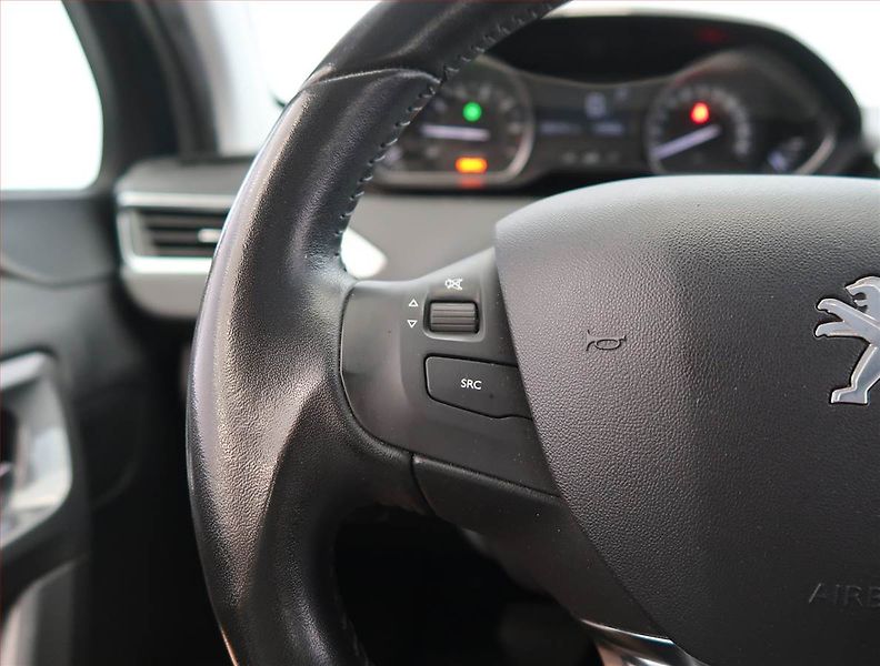 Peugeot 2008 (2017) 1.2 PureTech, Automat, ČR - fotka 16 z 21