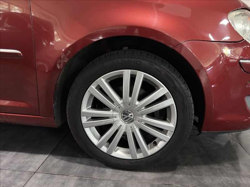 Volkswagen Touran 2,0   TDI DSG 103KW HIGHLINE - fotka 28 z 34