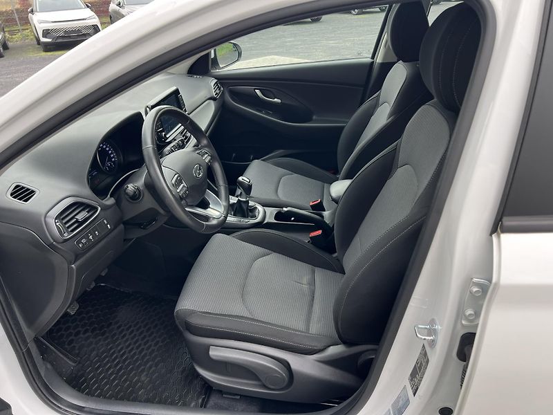 Hyundai i30 (2023) 1.5i KAMERA 1.MAJITEL ČR - fotka 7 z 20