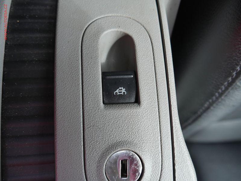 Volkswagen New Beetle (2003) 1.6 i, výhřev sed - fotka 14 z 15