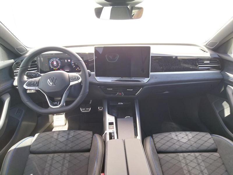 Volkswagen Passat R-Line 2,0 TSI 150 kW - fotka 5 z 28