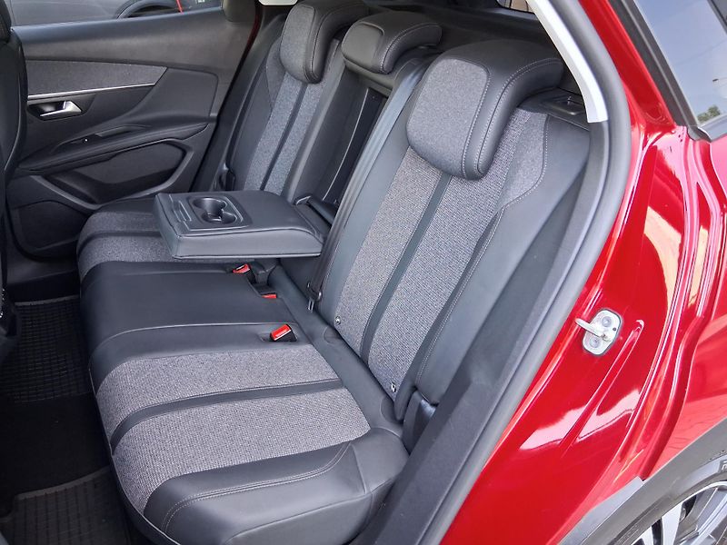 Peugeot 3008 ALLURE 1.2 PureTech 96 kW  - fotka 5 z 23