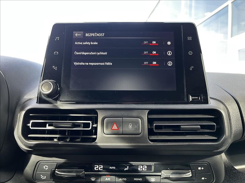 Opel Combo 1,2   LIFE XL EAT8 - fotka 23 z 26