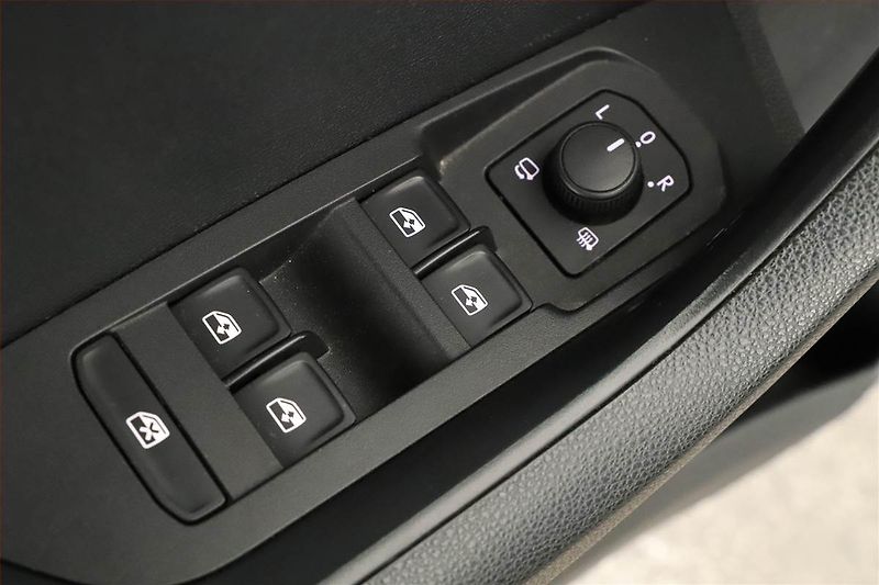 Škoda Karoq (2019) Style 1.6 TDI, Automat, Navi - fotka 18 z 21