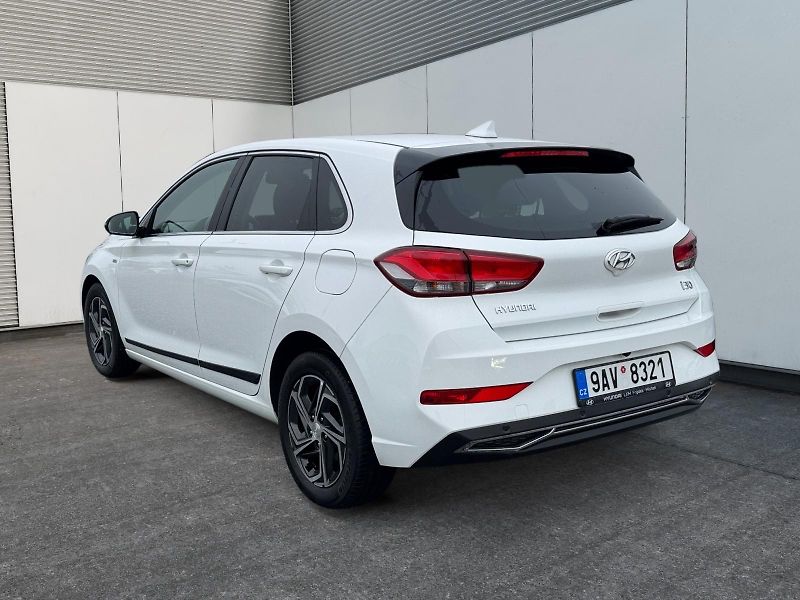 Hyundai i30 (2023) FAMILY SMART 1.5T-GDI 118kW CZ - fotka 4 z 11