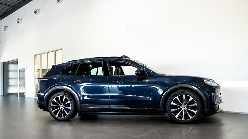 Porsche Cayenne Electric HuD Pano Display spol - fotka 3 z 18