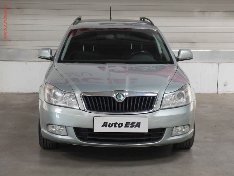 Škoda Octavia (2012) 1.6 TDi, ČR, AAC, tempo - fotka 2 z 16