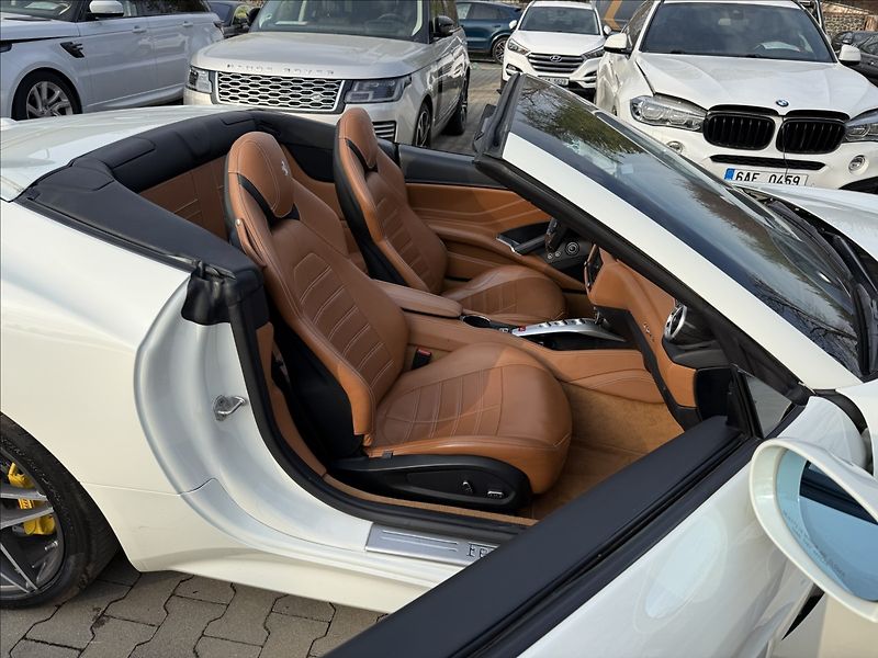 Ferrari California T 3,9 V8 412 kW - fotka 7 z 26