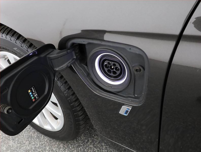 BMW Řada 3 (2016) 330e iPerformance, Automat - fotka 17 z 18