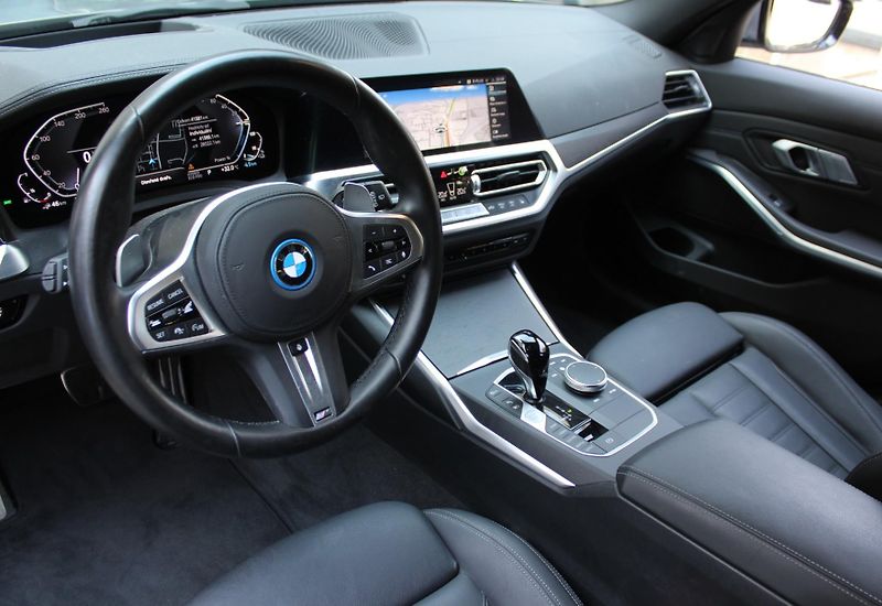 BMW Řada 3 330e xDrive Touring - fotka 4 z 23