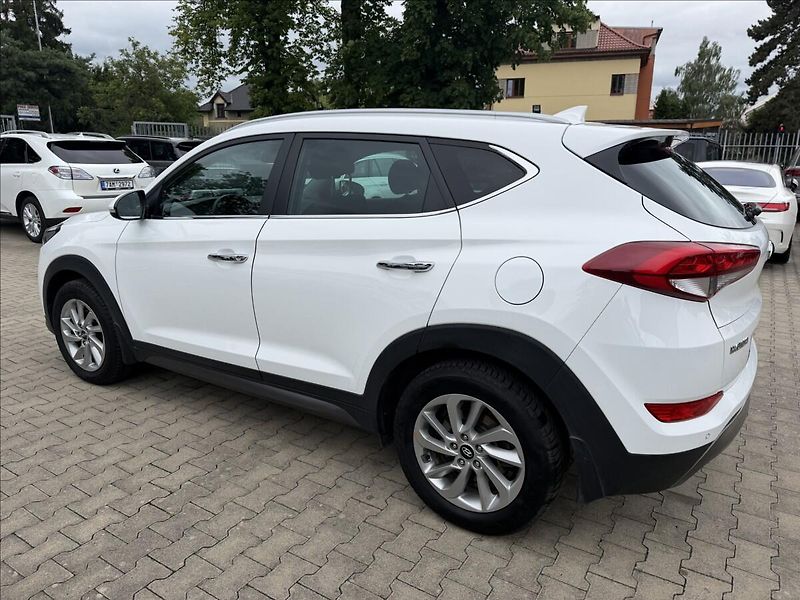 Hyundai Tucson 2.0 CRDI Style 4x4 Autom - fotka 7 z 23