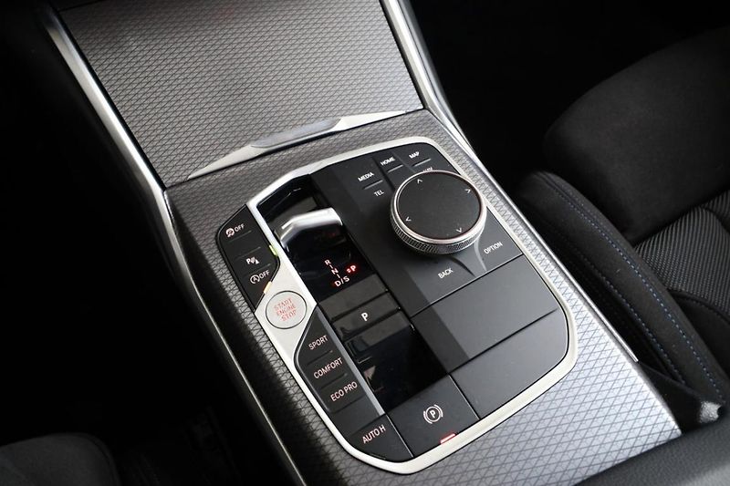 BMW Řada 3 330i xDrive Touring - fotka 10 z 25