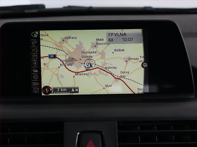 BMW Řada 1 (2016) Urban Line 118d, Automat - fotka 16 z 23