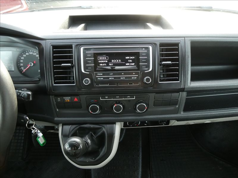 Volkswagen Transporter 2,0 TDi 75kW L2H2,9.míst,2xkol - fotka 23 z 48