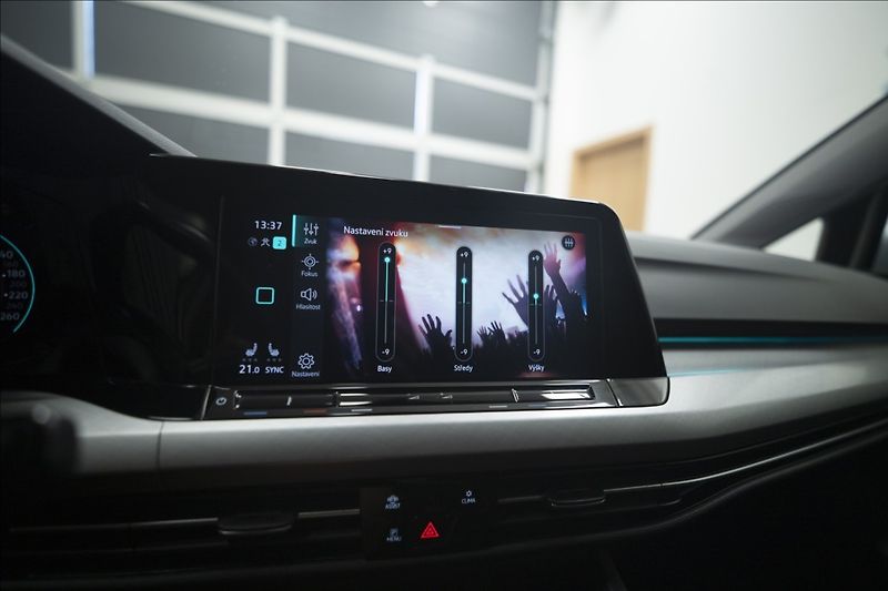 Volkswagen Golf 1,5 eTSI DSG KAMERA VÝHŘEV ČR - fotka 32 z 41