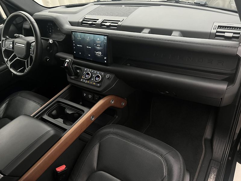 Land Rover Defender 110 D300 HSE AUT CZ - fotka 23 z 51