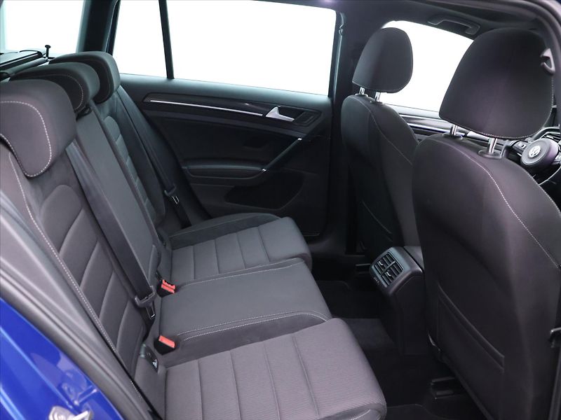 Volkswagen Golf 2,0 TSI R 228kW 4M DSG Virtual - fotka 15 z 40
