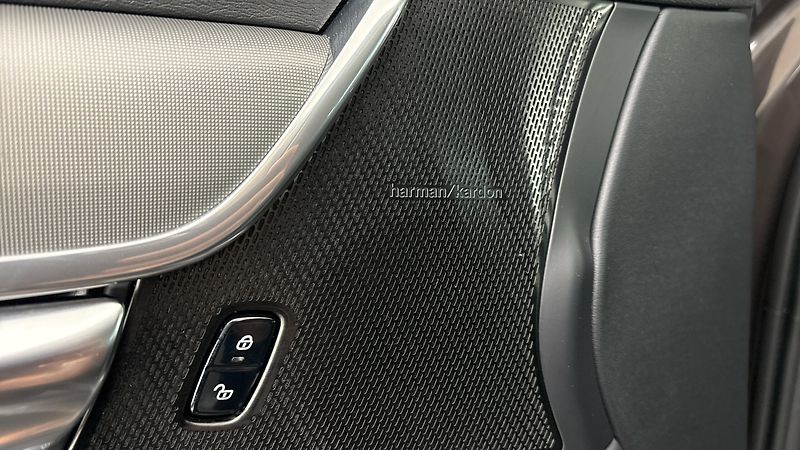 Volvo V90 2.0 B4 AUT Momentum Pro - fotka 23 z 28