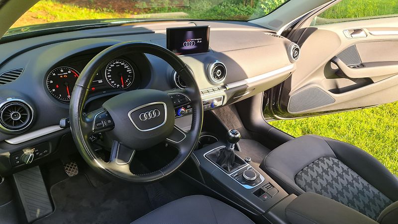Audi A3 (2013) Sportback 1.4 TFSI 90 kW 2013 - fotka 14 z 29