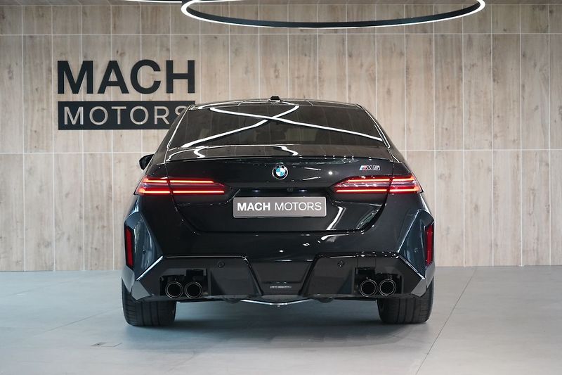 BMW M5 B&W, Ventilace, Panorama, HUD - fotka 8 z 50