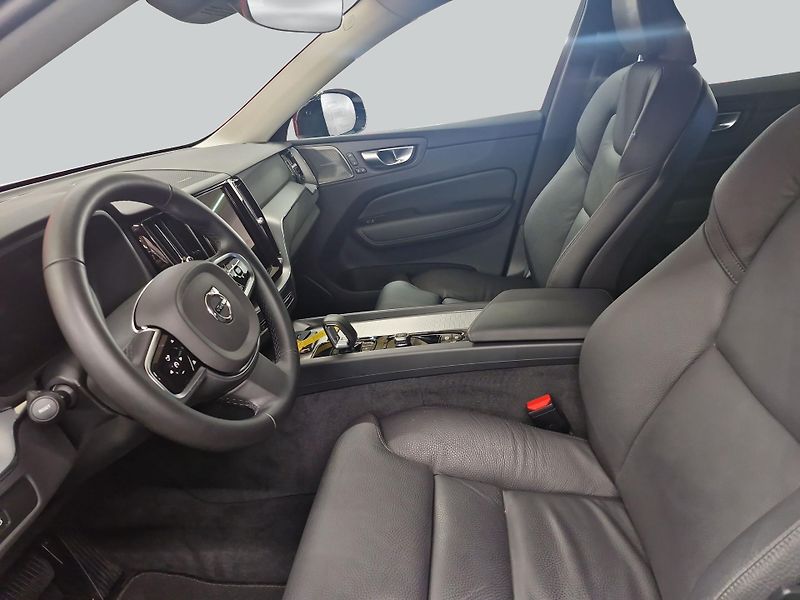 Volvo XC60 B5 AWD Plus Dark - fotka 9 z 15