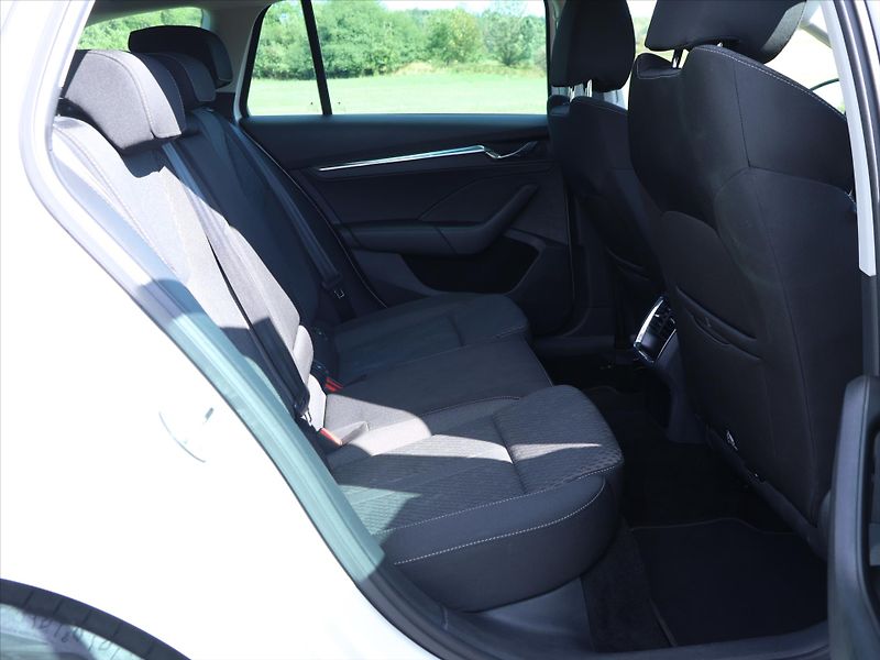 Škoda Octavia 2,0 TDI DSG Style Matrix DPH - fotka 11 z 22